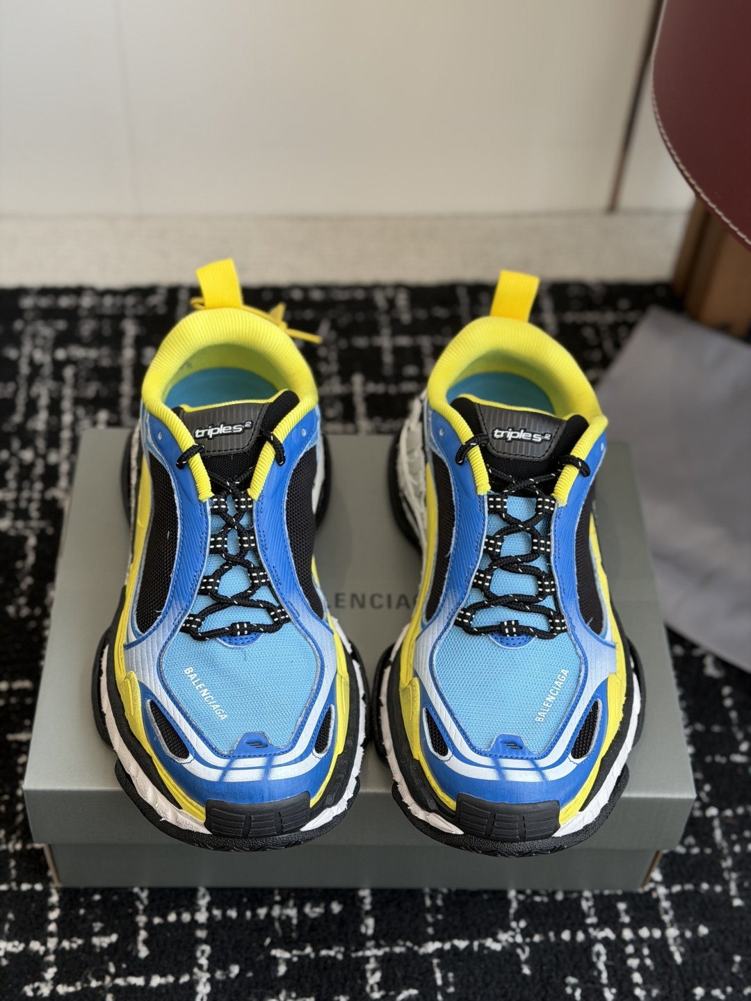 代购级Balen&ciaga 新款情侣款老爹鞋对于热衷鞋文化的朋友们来说 必然知道这指的是巴黎世家了！把