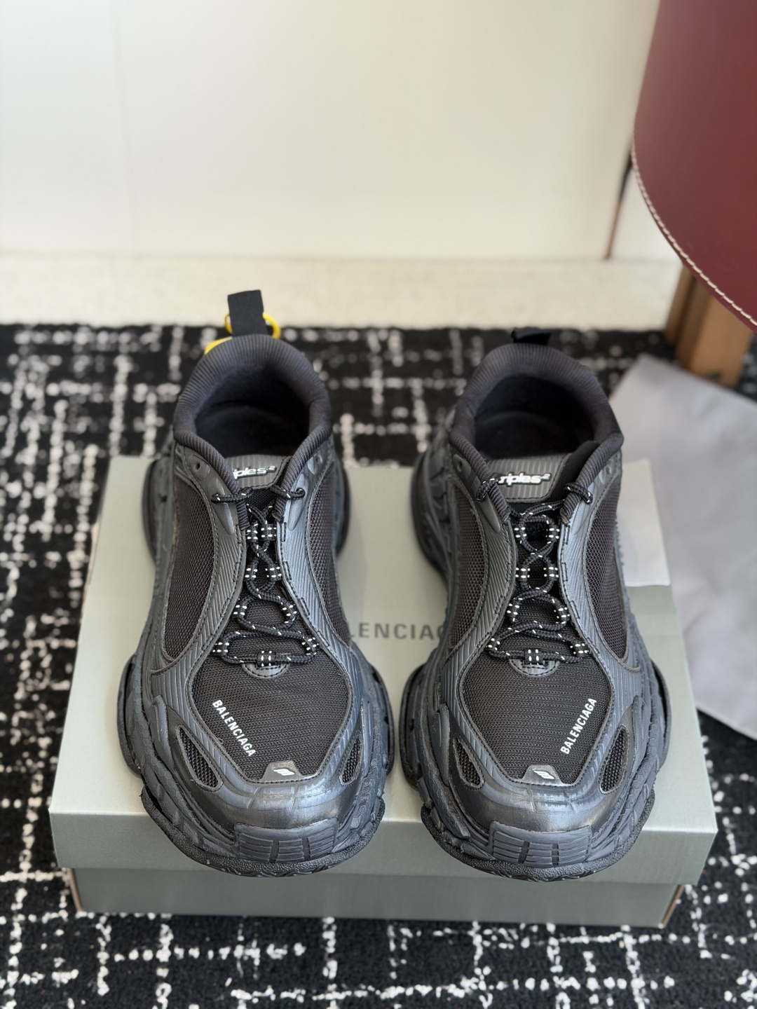NO:870485,Purchasing agent Balen&ciaga’s new couples’ dad shoes. For those who are keen on shoe culture, you must know that this refers to Balenciaga!  It completely breaks the rules of the original fashion circle. Every shoe style launched is very amazing. Celebrities and fashion bloggers almost all have a pair. In front of Balenciaga dad shoes, other brands can be regarded as younger brothers because Balenciaga has been innovating and subverting tradition. It can be imitated but cannot be easily surpassed!  From Triple S and Track series to x-Pander and Crocs collaborations... various series of shoes are undoubtedly big hits!  The overall shoe shape draws on the creative ideas of the Track and Runner shoe types, which is equivalent to removing the outer frame of the Track shoe body. At the same time, it inherits the streamlined shape of the Runner and the flat toe of the Track. First of all, the shoe inherits the consistent advantage of Balenciaga running shoes, which is to increase the height!  The extended upper will make the ankle appear thinner and lengthen the proportion of the calf. Moreover, the colors on this time are all the latest models. The latest hotspot is definitely one of this year's shoe kings. The size is 35-40 for women (customized for women 40) and 39-46 for men (customized for 45.46). Dad's shoes, balenciaga, balenciaga19860909代购级 Balen&ciaga 新款情侣款老爹鞋 对于热衷鞋文化的朋友们来说 必然知道这指的是巴黎世家了！把原有时尚圈的规矩彻底打破 每一次推出的鞋款都是很惊艳的 明星和时尚博主几乎都人手一双,在巴黎世家老爹鞋的面前 其他牌子可以算是弟弟了 因为巴黎世家一直在创新 颠覆传统 可以做到模仿但却无法轻易超越！ 从Triple S、Track 系列 到 x-Pander以及Crocs 联名等……各种系列的鞋款无疑都是大爆款！ 整体鞋型汲取了Track和Runner 两款鞋型的创作思路 相当于把 Track鞋身的外框拆了下来 同时继承了 Runner 的流线造型和Track扁平的鞋头 首先鞋子秉承了巴黎世家跑鞋一贯的优点就是增高！而外延的鞋帮会显得脚腕更细 拉长小腿的比例 并且这一次上的颜色都是最新款的 最近的大热门绝对是今年的鞋王之一 码数女35-40（女40定制）男39-46（45.46定制）,老爹鞋,balenciaga,balenciaga,Women's Shoes