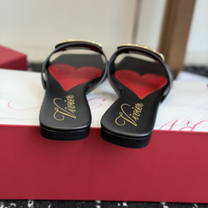东莞代购级Roger vivier Rv包皮方扣凉拖 2026ss以质感超强的胎牛皮 纯手工制成 简约不 东莞代购级Roger vivier Rv包皮方扣凉拖 2026ss以质感超强的胎牛皮 纯手工制成 简约不