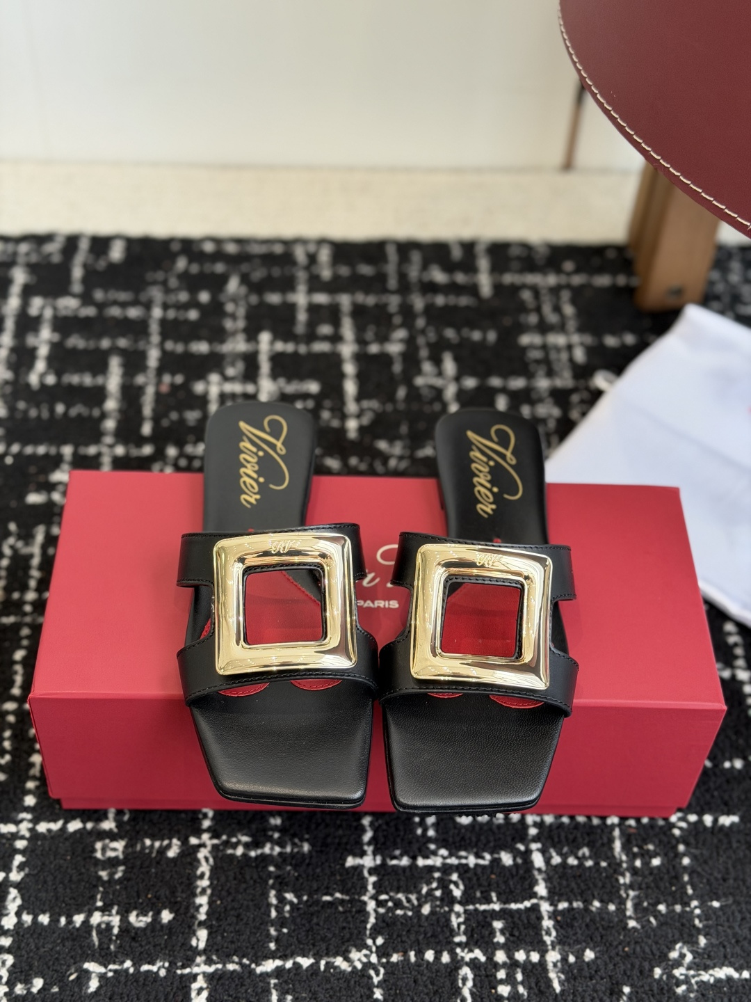 东莞代购级Roger vivier Rv包皮方扣凉拖 2026ss以质感超强的胎牛皮 纯手工制成 简约不