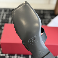 东莞代购级Roger vivier Rv包皮方扣凉拖 2026ss以质感超强的胎牛皮 纯手工制成 简约不 东莞代购级Roger vivier Rv包皮方扣凉拖 2026ss以质感超强的胎牛皮 纯手工制成 简约不