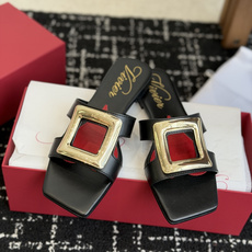 东莞代购级Roger vivier Rv包皮方扣凉拖 2026ss以质感超强的胎牛皮 纯手工制成 简约不 东莞代购级Roger vivier Rv包皮方扣凉拖 2026ss以质感超强的胎牛皮 纯手工制成 简约不