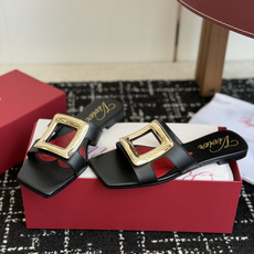 东莞代购级Roger vivier Rv包皮方扣凉拖 2026ss以质感超强的胎牛皮 纯手工制成 简约不 东莞代购级Roger vivier Rv包皮方扣凉拖 2026ss以质感超强的胎牛皮 纯手工制成 简约不