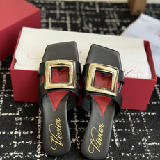 东莞代购级Roger vivier Rv包皮方扣凉拖 2026ss以质感超强的胎牛皮 纯手工制成 简约不 东莞代购级Roger vivier Rv包皮方扣凉拖 2026ss以质感超强的胎牛皮 纯手工制成 简约不
