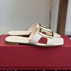 东莞代购级Roger vivier Rv包皮方扣凉拖 2026ss以质感超强的胎牛皮 纯手工制成 简约不 东莞代购级Roger vivier Rv包皮方扣凉拖 2026ss以质感超强的胎牛皮 纯手工制成 简约不