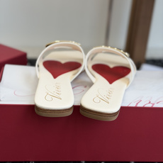 东莞代购级Roger vivier Rv包皮方扣凉拖 2026ss以质感超强的胎牛皮 纯手工制成 简约不 东莞代购级Roger vivier Rv包皮方扣凉拖 2026ss以质感超强的胎牛皮 纯手工制成 简约不