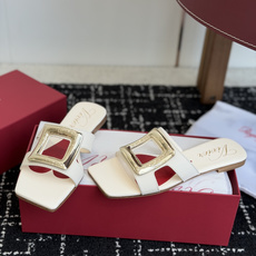 东莞代购级Roger vivier Rv包皮方扣凉拖 2026ss以质感超强的胎牛皮 纯手工制成 简约不 东莞代购级Roger vivier Rv包皮方扣凉拖 2026ss以质感超强的胎牛皮 纯手工制成 简约不