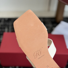 东莞代购级Roger vivier Rv包皮方扣凉拖 2026ss以质感超强的胎牛皮 纯手工制成 简约不 东莞代购级Roger vivier Rv包皮方扣凉拖 2026ss以质感超强的胎牛皮 纯手工制成 简约不