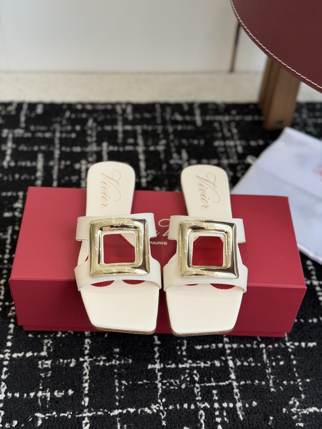 NO:870476,Dongguan purchasing agent Roger vivor Rv leather square buckle sandals 2026ss are made of super textured fetal cowhide, purely handmade, simple but not simple, instantly brighten the night style. Size#35-40 (40 customized, non-refundable), slippers and sandals, roger vivor, sandals, slippers, cowhide19860909东莞代购级 Roger vivier Rv包皮方扣凉拖 2026ss 以质感超强的胎牛皮 纯手工制成 简约不简单,即刻点亮夜间造型. Size#35-40（40 定制不退换）,拖鞋凉鞋,roger vivier,sandals,slippers,cowhide,Women's Shoes