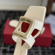 东莞代购级Roger vivier Rv包皮方扣凉拖 2026ss以质感超强的胎牛皮 纯手工制成 简约不 东莞代购级Roger vivier Rv包皮方扣凉拖 2026ss以质感超强的胎牛皮 纯手工制成 简约不