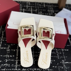 东莞代购级Roger vivier Rv包皮方扣凉拖 2026ss以质感超强的胎牛皮 纯手工制成 简约不 东莞代购级Roger vivier Rv包皮方扣凉拖 2026ss以质感超强的胎牛皮 纯手工制成 简约不