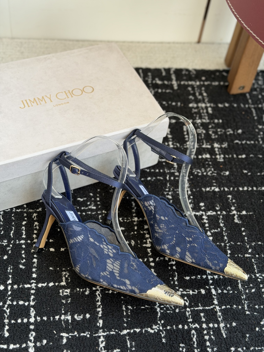 代购级Jimmy Choo jc 周仰杰 新款蕾丝高跟鞋,这对复古小蕾丝,绝对是鞋柜C位的不二之选! 代购级Jimmy Choo jc 周仰杰 新款蕾丝高跟鞋,这对复古小蕾丝,绝对是鞋柜C位的不二之选!