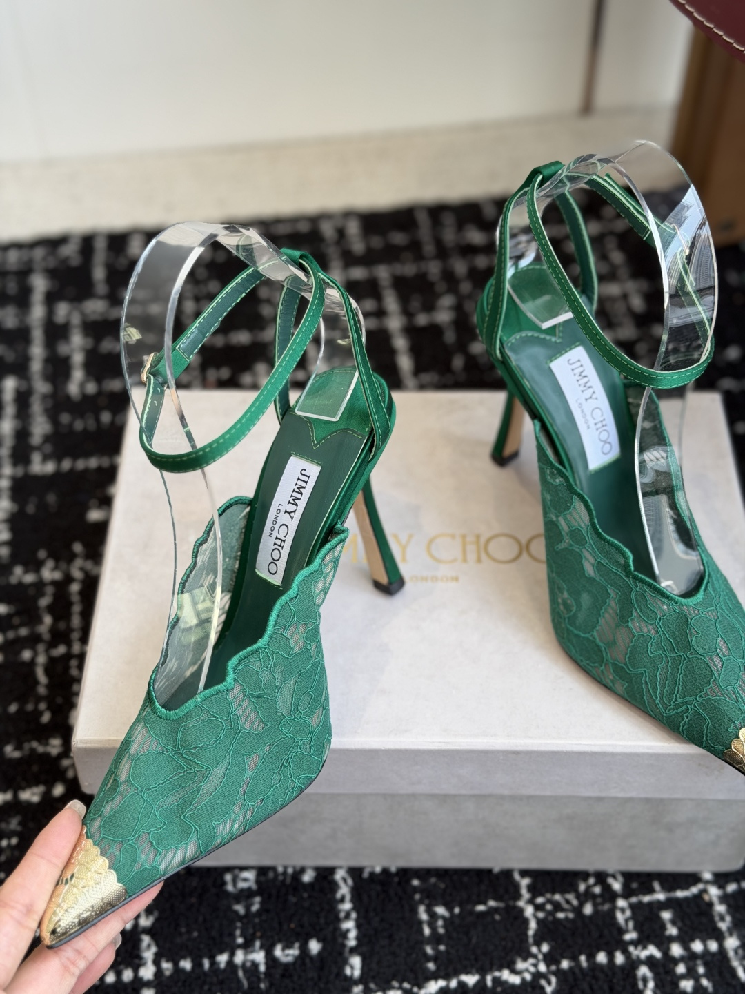 代购级Jimmy Choo jc 周仰杰 新款蕾丝高跟鞋,这对复古小蕾丝,绝对是鞋柜C位的不二之选! 代购级Jimmy Choo jc 周仰杰 新款蕾丝高跟鞋,这对复古小蕾丝,绝对是鞋柜C位的不二之选!