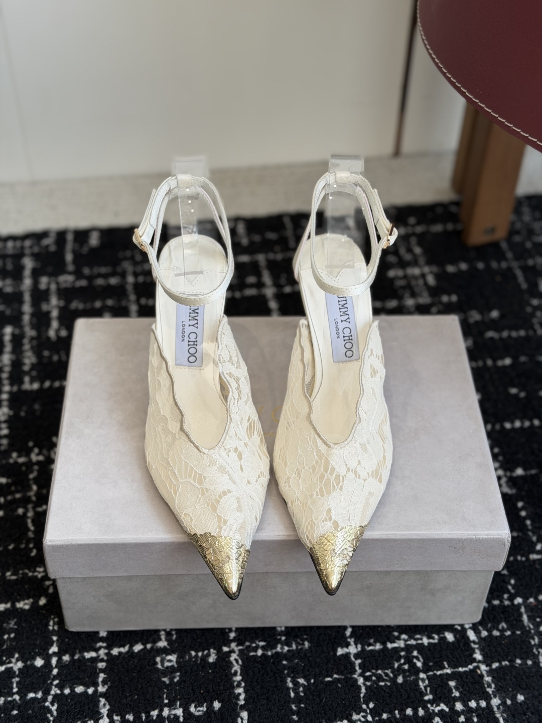 NO:870459,Purchasing agent Jimmy Choo jc Jimmy Choo's new lace high heels, this pair of retro lace is definitely the best choice for the C position of the shoe cabinet!  It is not only a pair of shoes, but also a symbol of elegance and fashion. The lace is delicate and soft, full of texture, and the classic pointed toe design is both retro and fashionable. It modifies the foot shape and shows grand elegance. It is stable and easy to control, and the feet are not tired when walking. It is very suitable for dating and commuting. Material: Customized lace/silk upper + custom molded hardware buckle, sheepskin lining, leather outsole, heel height 8.5cm/10cm, Size34-42 (34 40)  41 42 (customized, non-returnable), high heels and sandals, jimmy choo, sandals, high heels, sheepskin, real silk, Leather soles19860909代购级 Jimmy Choo jc 周仰杰 新款蕾丝高跟鞋,这对复古小蕾丝,绝对是鞋柜C位的不二之选！它不只是一双鞋,更是优雅与时尚的象征.蕾丝细腻柔软,质感满满,经典尖头设计,既复古又时髦,修饰脚型的同时,尽显大气优雅.行走的稳定轻松驾驭,走路不累脚,约会、通勤都超合适. 材质鞋面定制蕾丝/真丝 +定制开模五金扣 内里羊皮里 大底真皮大底 跟高8.5cm/10cm Size34-42（34 40 41 42订做不退换）,高跟鞋凉鞋,jimmy choo,sandals,high heels,sheepskin,real silk,Leather soles,Women's Shoes