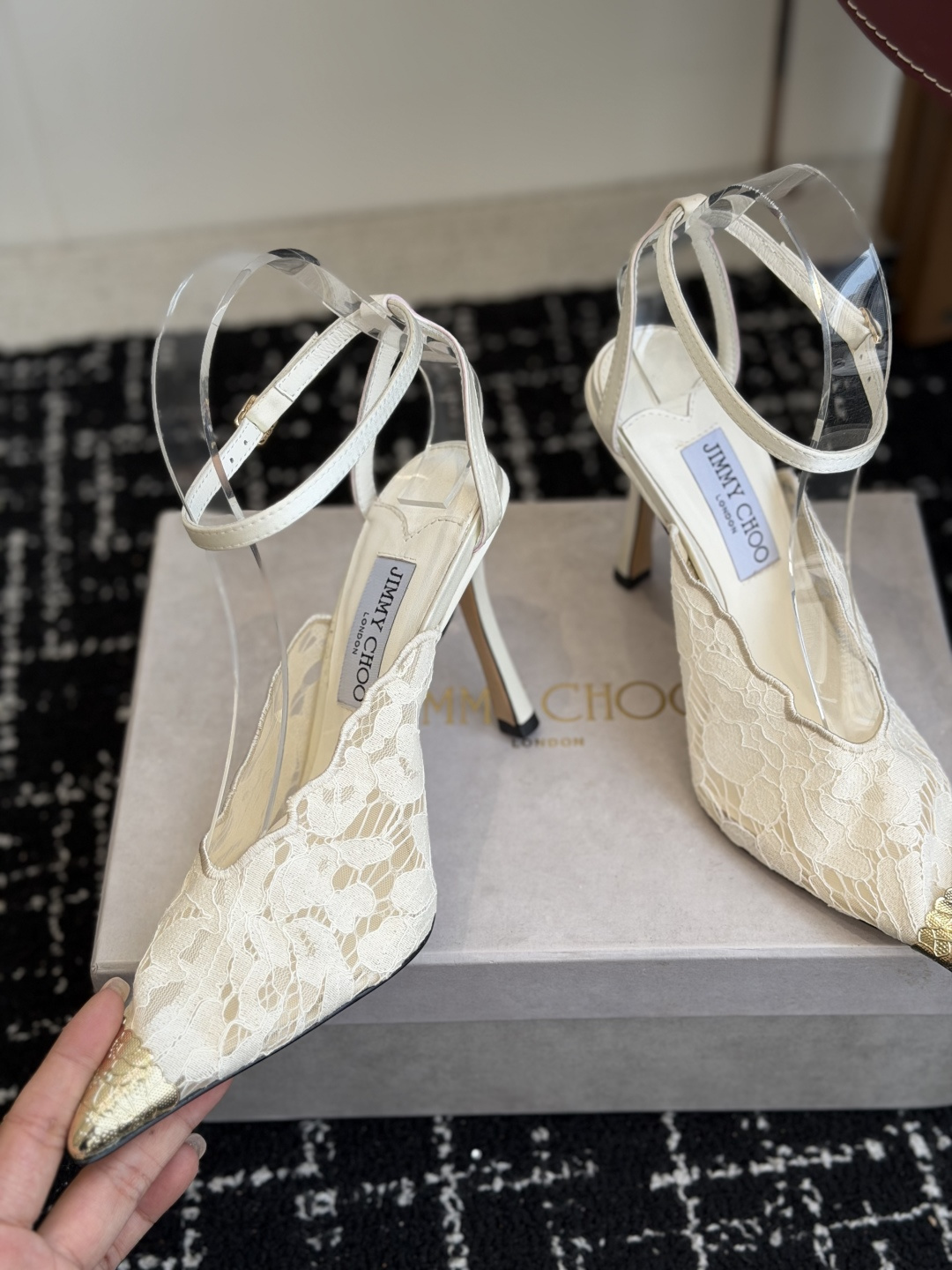 代购级Jimmy Choo jc  周仰杰  新款蕾丝高跟鞋，这对复古小蕾丝，绝对是鞋柜C位的不二之选！
