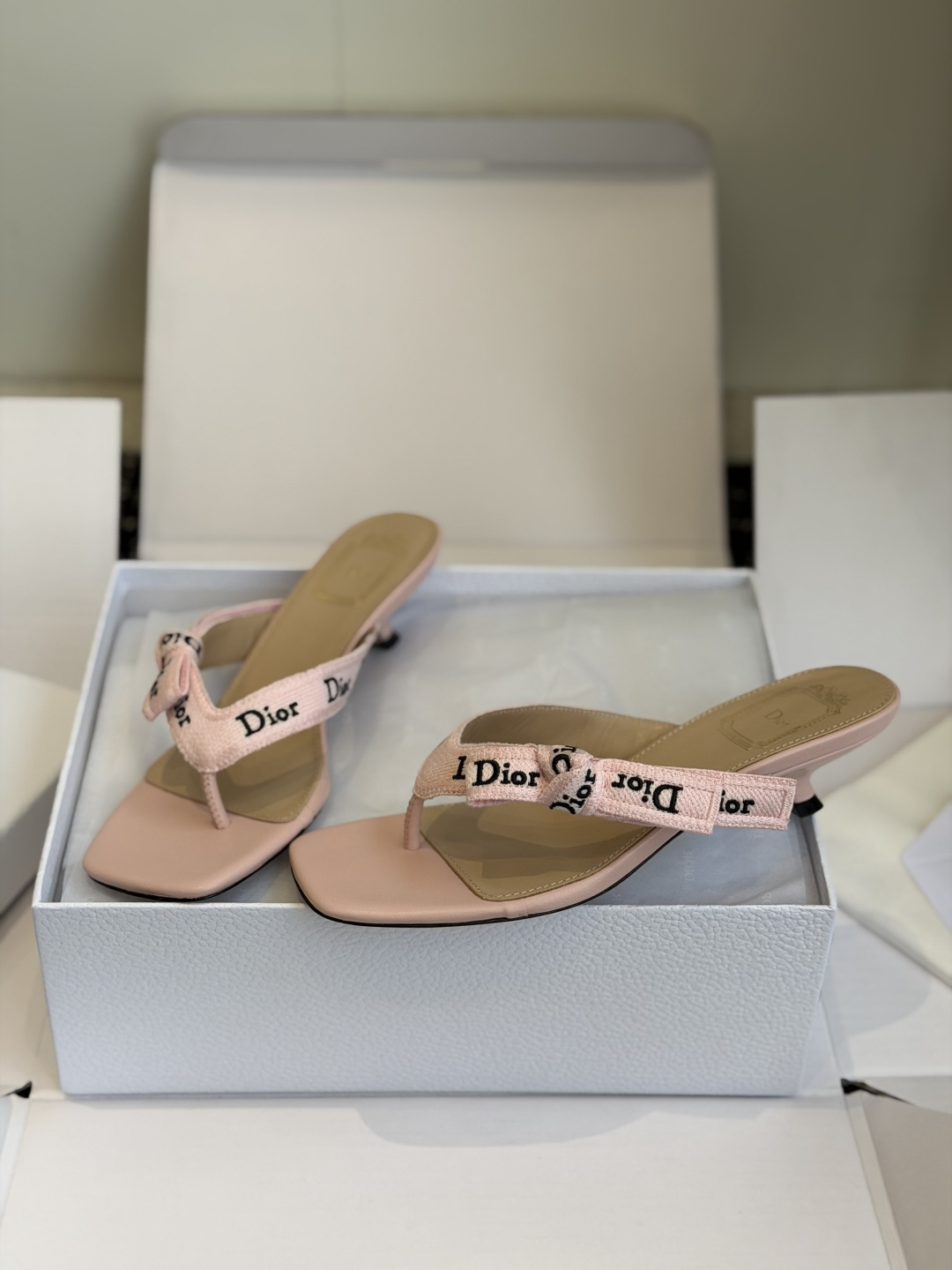 东莞代购级DIOR 迪奥新品编织电绣凉拖 夹脚拖休闲度假风 夏日必入搭配单品 面料：立体刺绣 飞织内里：