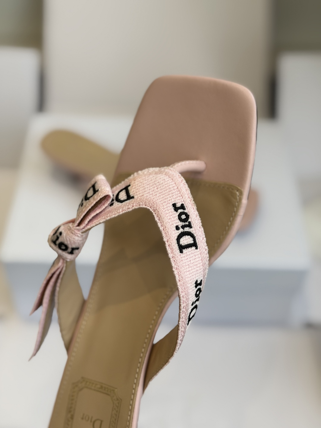 东莞代购级DIOR 迪奥新品编织电绣凉拖 夹脚拖休闲度假风 夏日必入搭配单品 面料：立体刺绣 飞织内里：