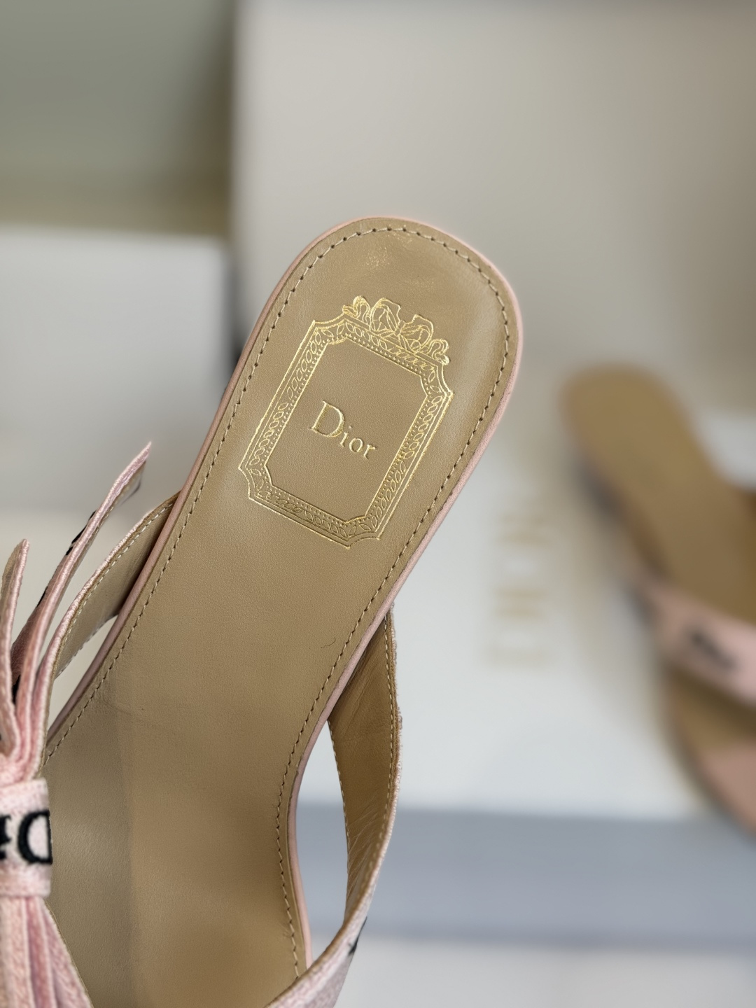 东莞代购级DIOR 迪奥新品编织电绣凉拖 夹脚拖休闲度假风 夏日必入搭配单品 面料：立体刺绣 飞织内里：