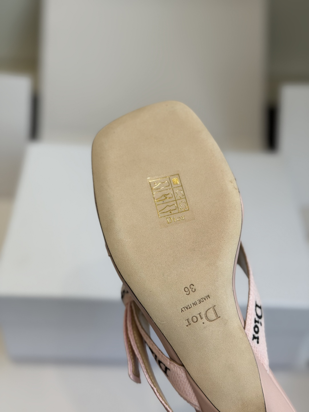 东莞代购级DIOR 迪奥新品编织电绣凉拖 夹脚拖休闲度假风 夏日必入搭配单品 面料：立体刺绣 飞织内里：