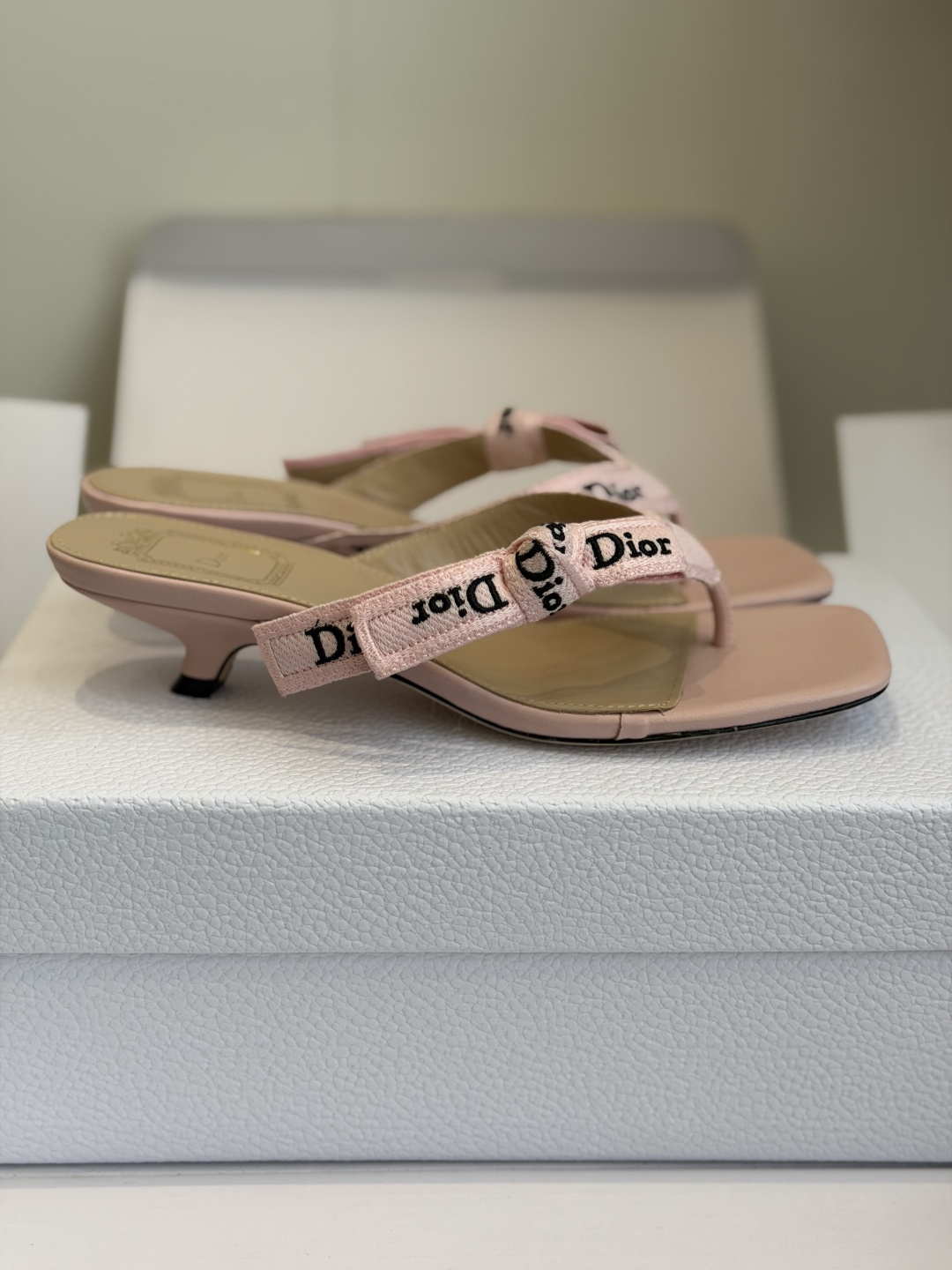 东莞代购级DIOR 迪奥新品编织电绣凉拖 夹脚拖休闲度假风 夏日必入搭配单品 面料：立体刺绣 飞织内里：