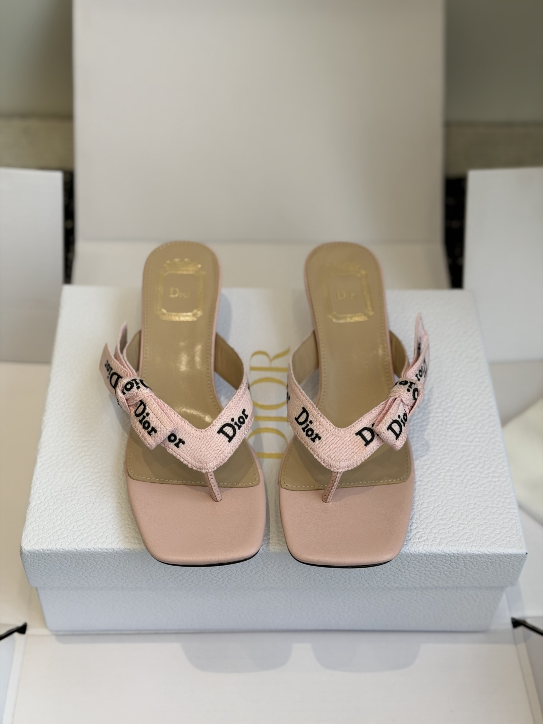 东莞代购级DIOR 迪奥新品编织电绣凉拖 夹脚拖休闲度假风 夏日必入搭配单品 面料：立体刺绣 飞织内里：