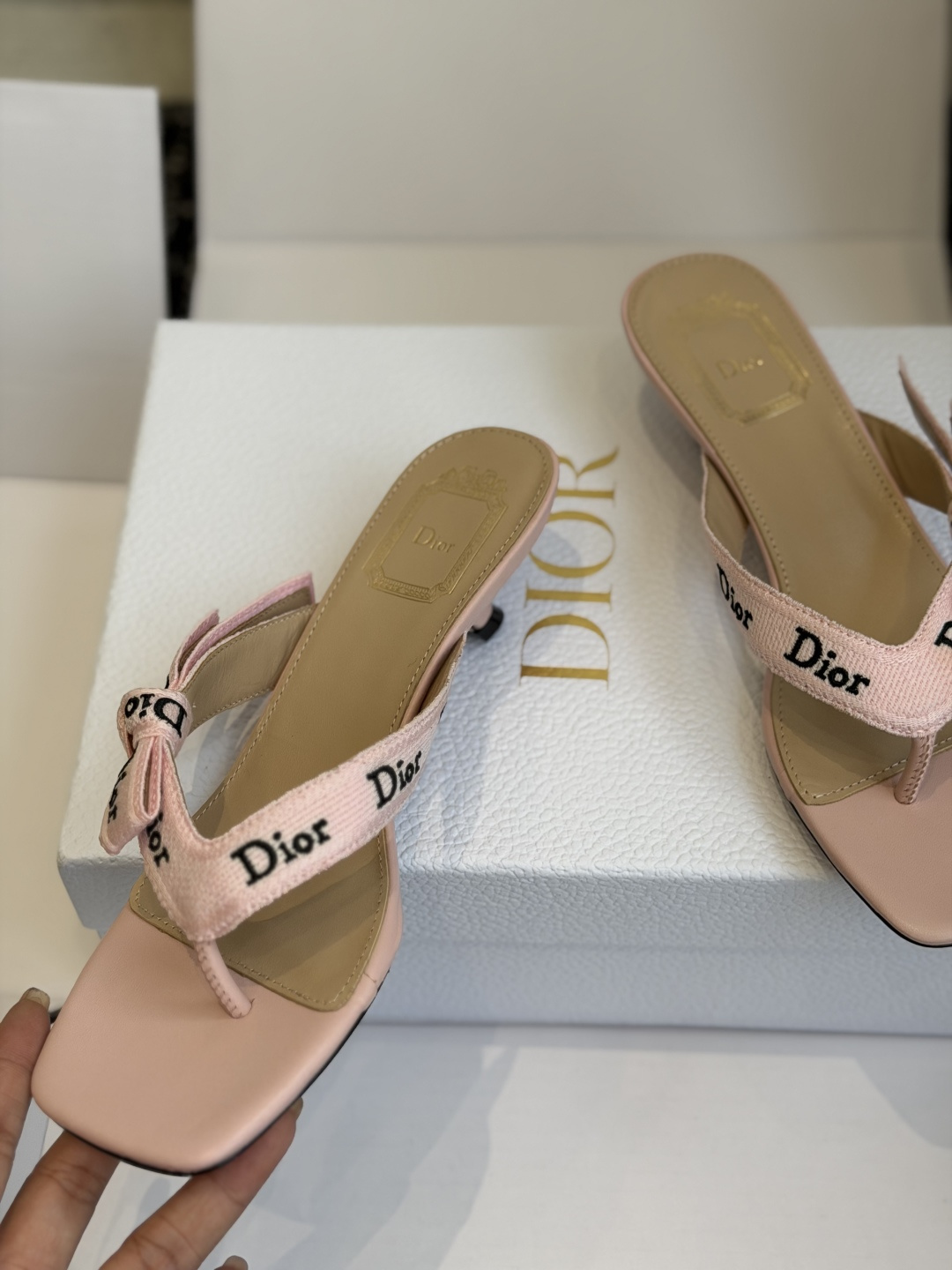 东莞代购级DIOR 迪奥新品编织电绣凉拖 夹脚拖休闲度假风 夏日必入搭配单品 面料：立体刺绣 飞织内里：