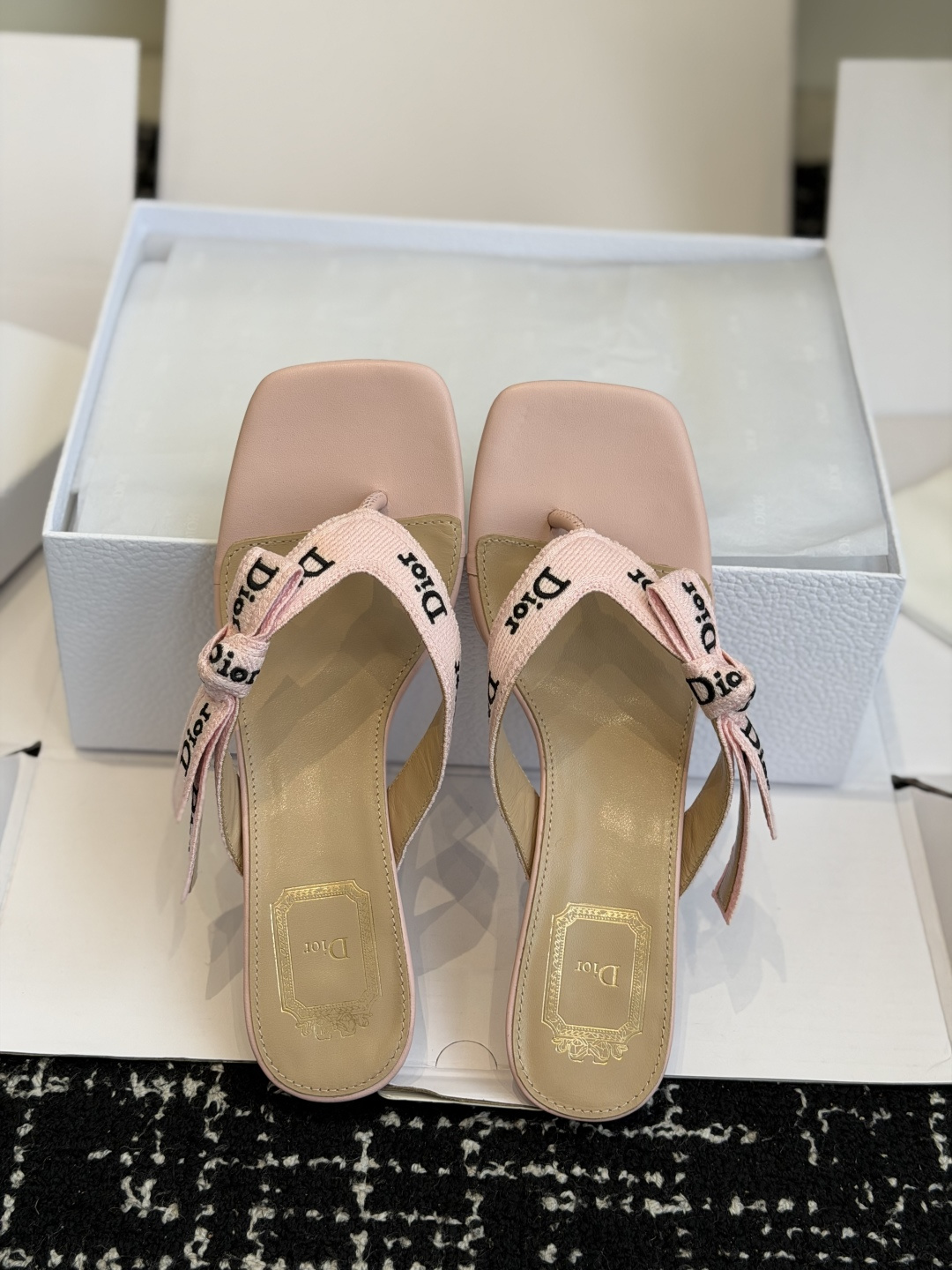 东莞代购级DIOR 迪奥新品编织电绣凉拖 夹脚拖休闲度假风 夏日必入搭配单品 面料：立体刺绣 飞织内里：