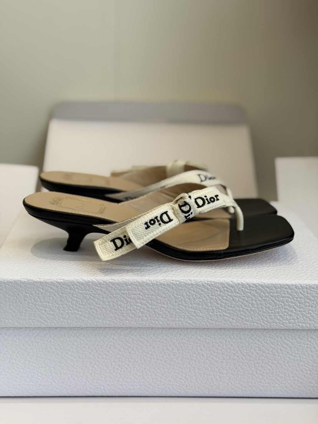 东莞代购级DIOR 迪奥新品编织电绣凉拖 夹脚拖休闲度假风 夏日必入搭配单品 面料：立体刺绣 飞织内里：