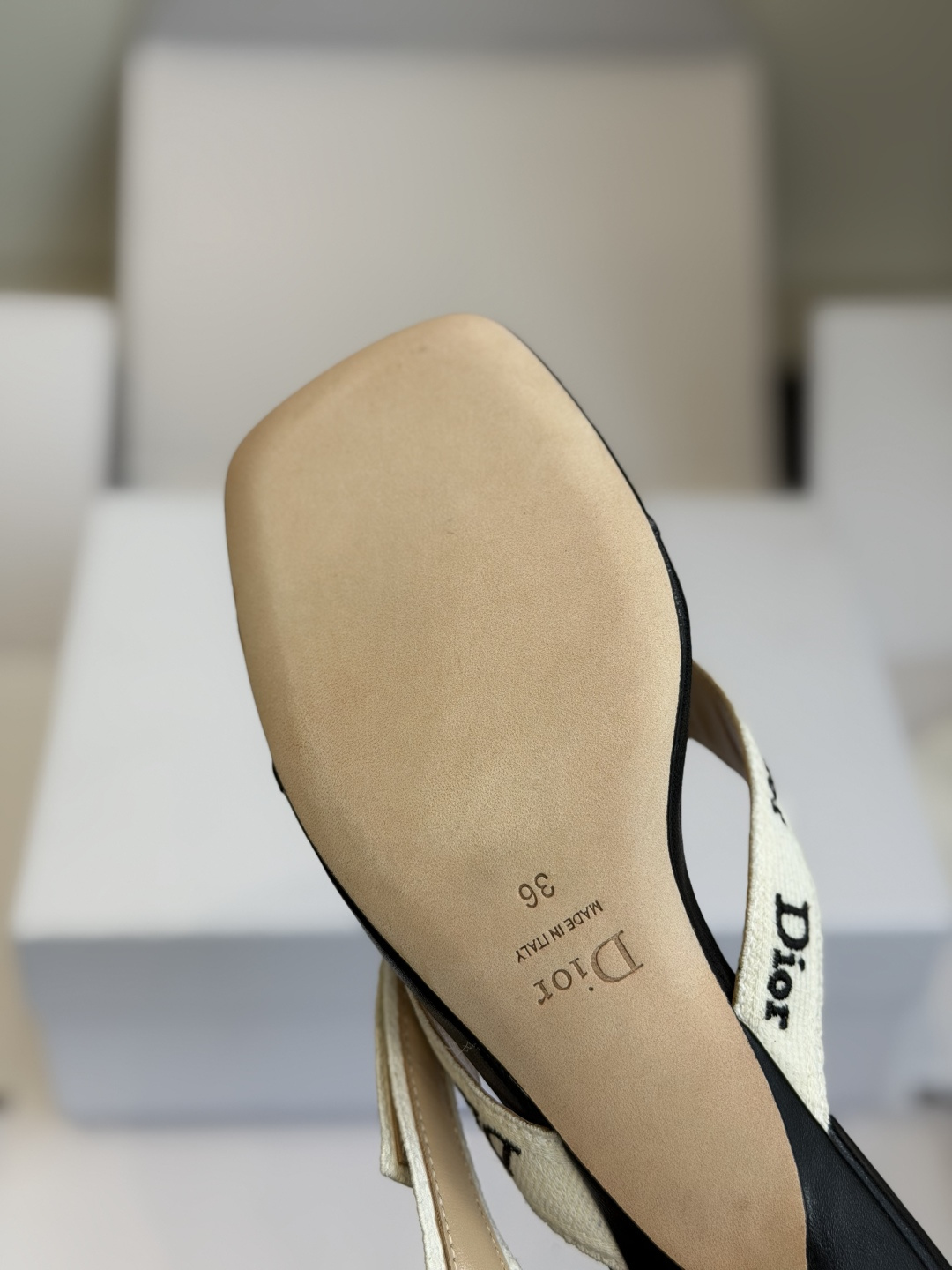 东莞代购级DIOR 迪奥新品编织电绣凉拖 夹脚拖休闲度假风 夏日必入搭配单品 面料：立体刺绣 飞织内里：