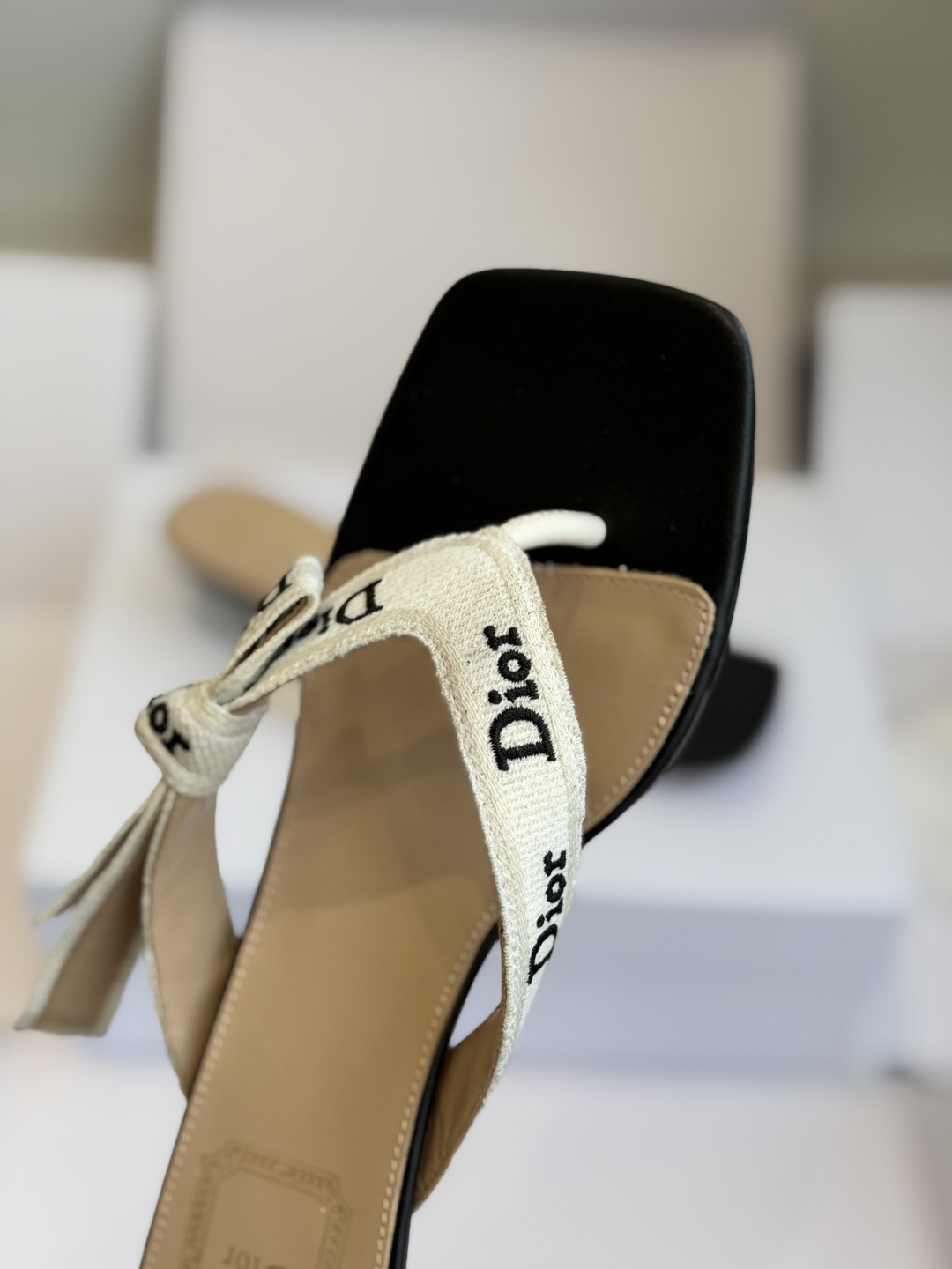 东莞代购级DIOR 迪奥新品编织电绣凉拖 夹脚拖休闲度假风 夏日必入搭配单品 面料：立体刺绣 飞织内里：