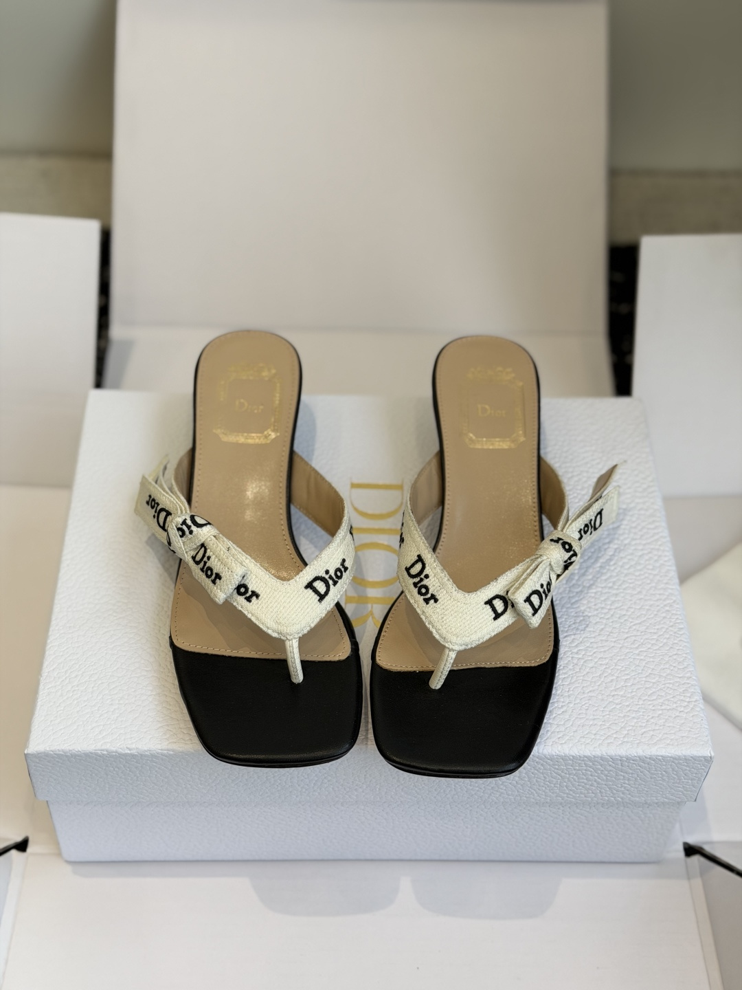 东莞代购级DIOR 迪奥新品编织电绣凉拖 夹脚拖休闲度假风 夏日必入搭配单品 面料：立体刺绣 飞织内里：