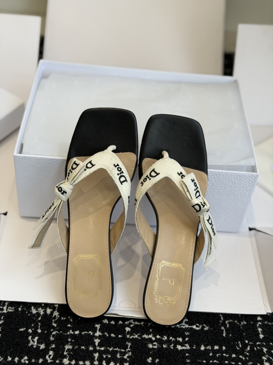 东莞代购级DIOR 迪奥新品编织电绣凉拖 夹脚拖休闲度假风 夏日必入搭配单品 面料：立体刺绣 飞织内里：