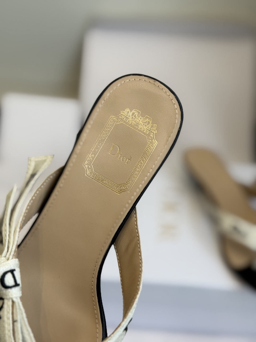 东莞代购级DIOR 迪奥新品编织电绣凉拖 夹脚拖休闲度假风 夏日必入搭配单品 面料：立体刺绣 飞织内里：