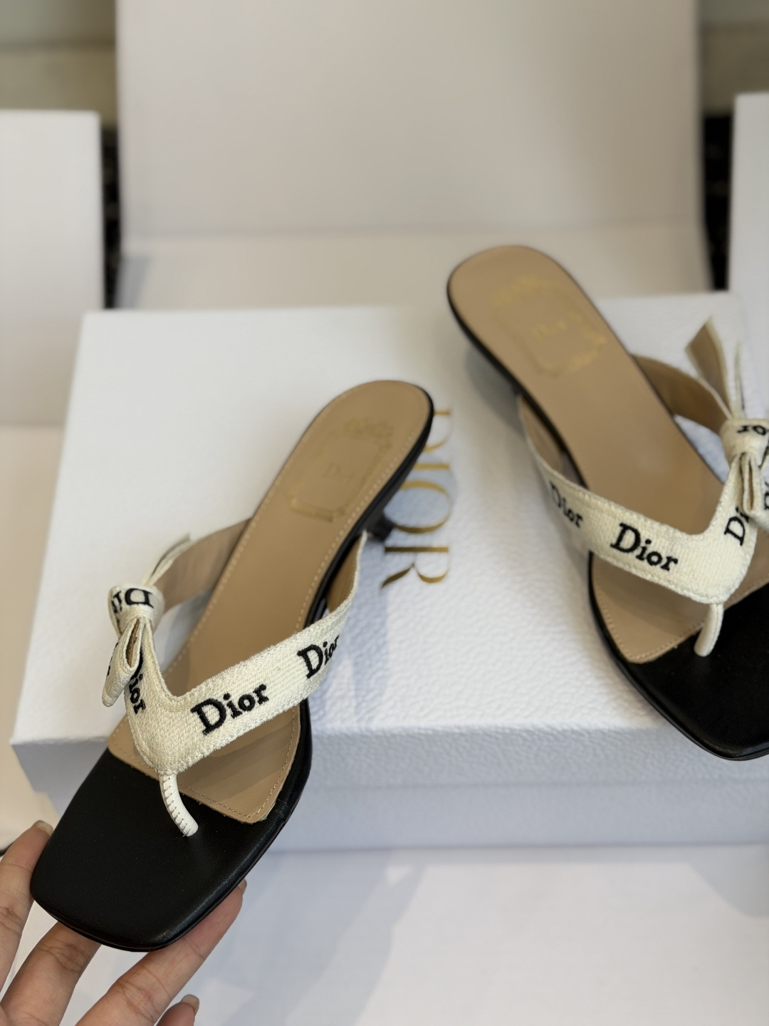 东莞代购级DIOR 迪奥新品编织电绣凉拖 夹脚拖休闲度假风 夏日必入搭配单品 面料：立体刺绣 飞织内里：