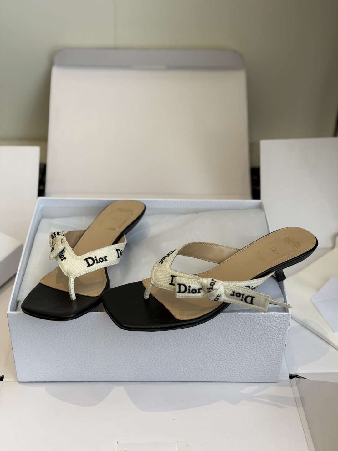 东莞代购级DIOR 迪奥新品编织电绣凉拖 夹脚拖休闲度假风 夏日必入搭配单品 面料：立体刺绣 飞织内里：