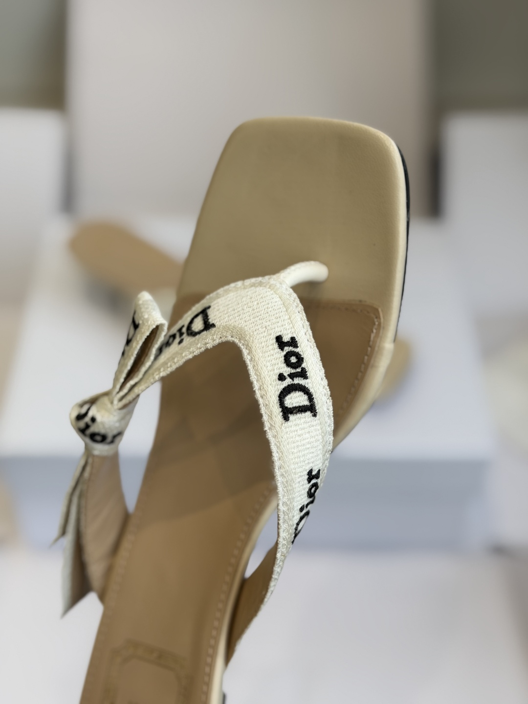 东莞代购级DIOR 迪奥新品编织电绣凉拖 夹脚拖休闲度假风 夏日必入搭配单品 面料：立体刺绣 飞织内里：