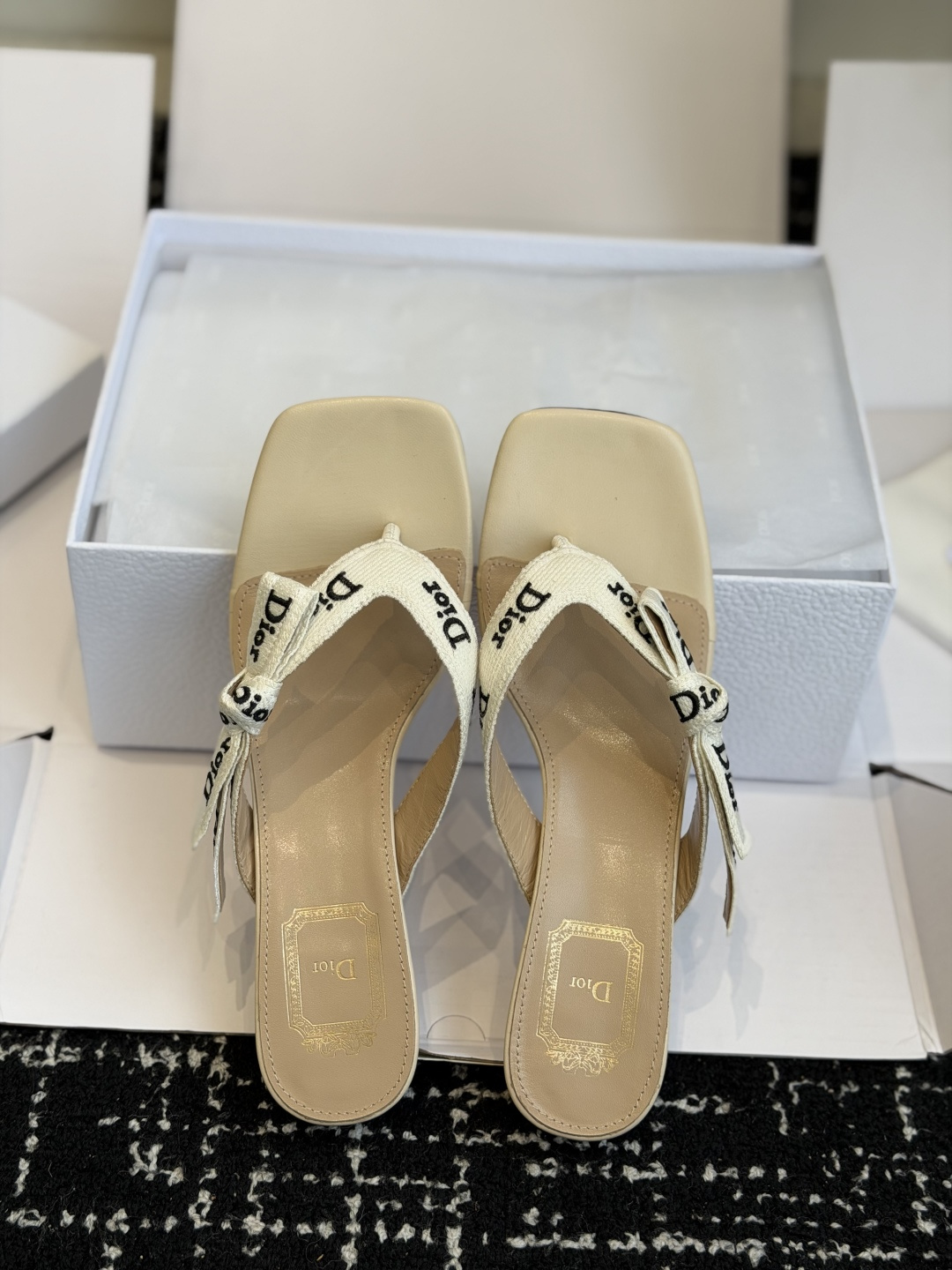 东莞代购级DIOR 迪奥新品编织电绣凉拖 夹脚拖休闲度假风 夏日必入搭配单品 面料：立体刺绣 飞织内里：