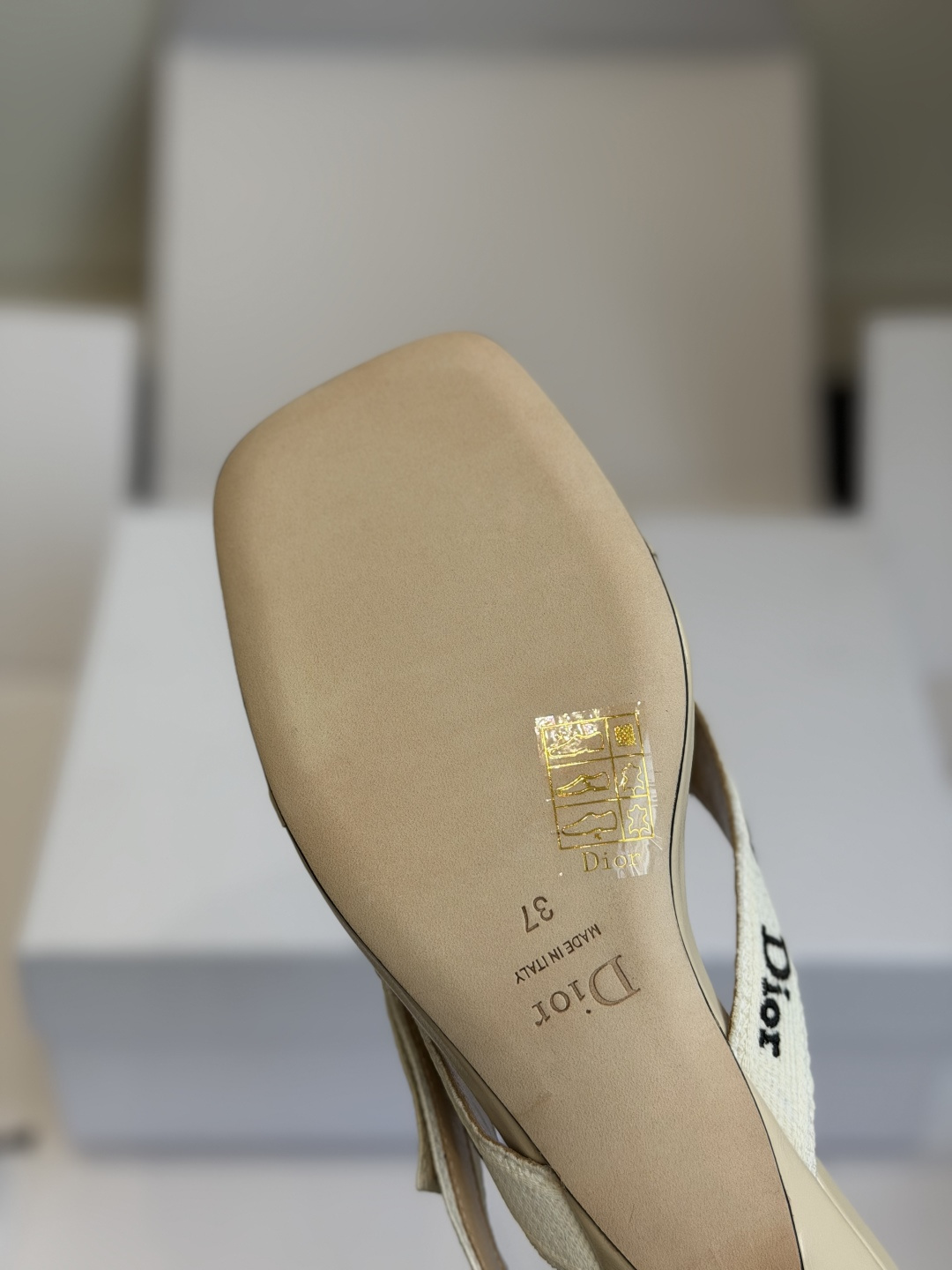 东莞代购级DIOR 迪奥新品编织电绣凉拖 夹脚拖休闲度假风 夏日必入搭配单品 面料：立体刺绣 飞织内里：