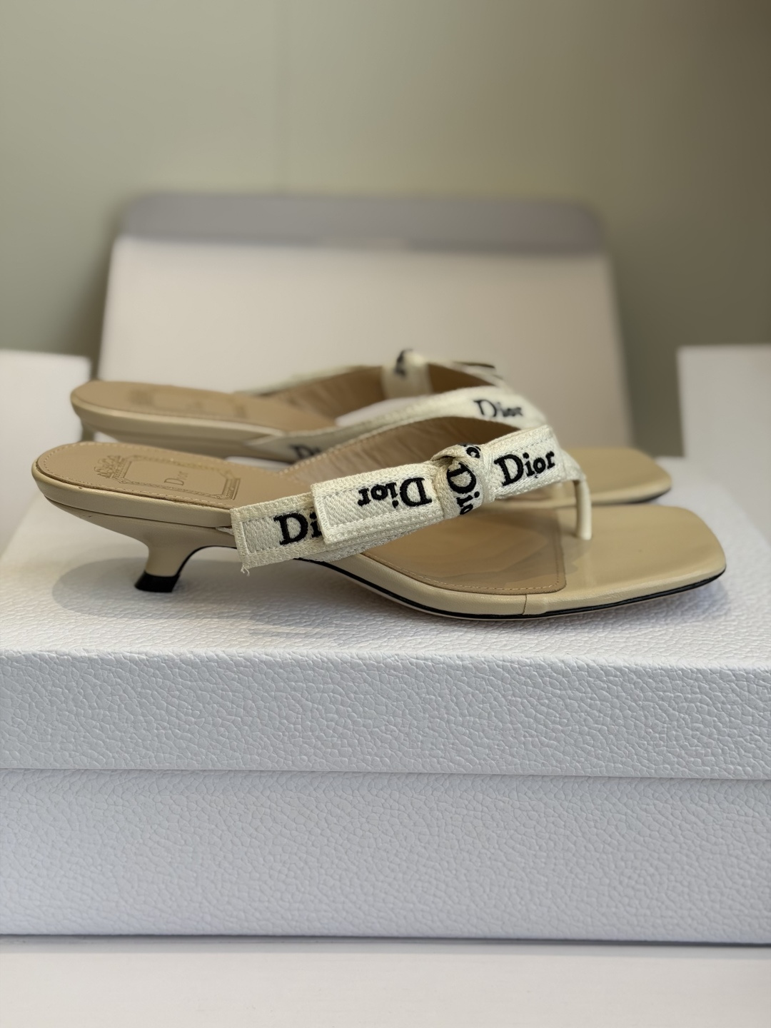 东莞代购级DIOR 迪奥新品编织电绣凉拖 夹脚拖休闲度假风 夏日必入搭配单品 面料：立体刺绣 飞织内里：