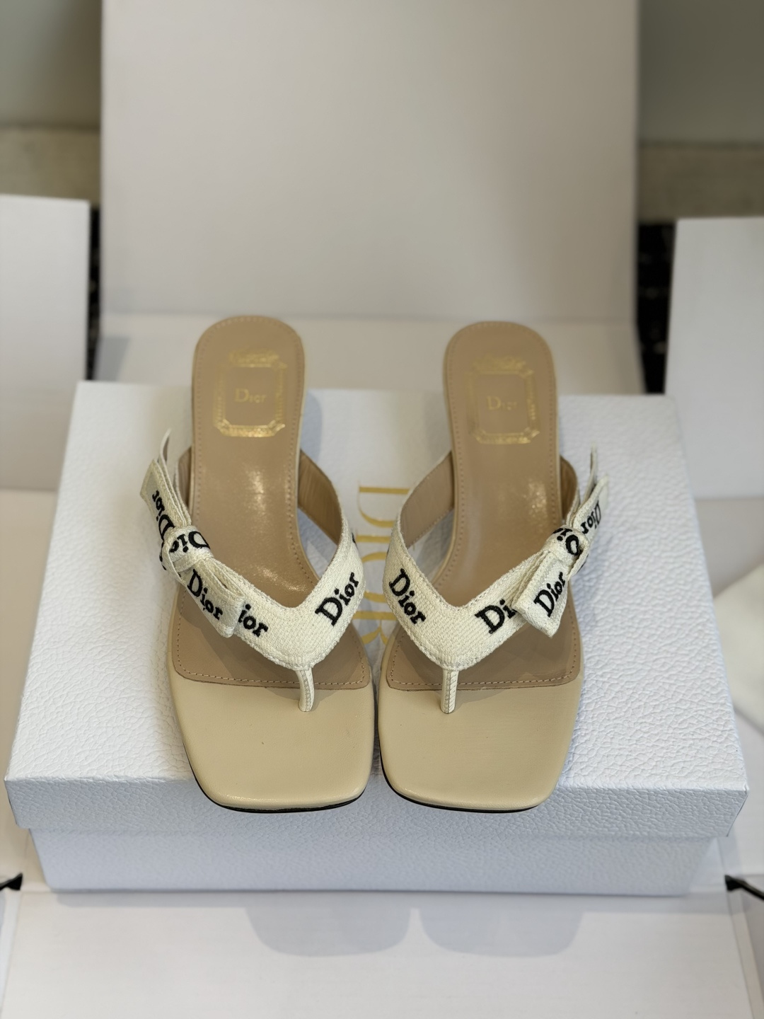 NO:873535,Dongguan purchasing agent level DIOR Dior's new woven electric embroidered sandals, flip-flops, casual holiday style, a must-have item for summer, three-dimensional embroidery on the fabric, fly weaving, sheepskin lining, heel height of about 3cm, Italian genuine leather outsole, original pattern making, one-to-one reproduction, complete package!  Size#35-42 (40 41 42 customized, non-returnable), split-toe shoes, dior, dior, sheepskin, Leather soles19860909东莞代购级 DIOR 迪奥新品编织电绣凉拖 夹脚拖 休闲度假风 夏日必入搭配单品 面料立体刺绣 飞织 内里垫脚羊皮 跟高3cm左右 大底意大利真皮大底 原版打版,一比一复刻 全套包装！ Size#35-42（40 41 42定做不退换）,分趾鞋,dior,dior,sheepskin,Leather soles,Women's Shoes