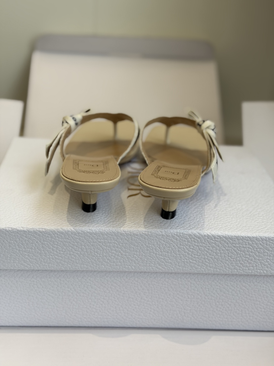 东莞代购级DIOR 迪奥新品编织电绣凉拖 夹脚拖休闲度假风 夏日必入搭配单品 面料：立体刺绣 飞织内里：