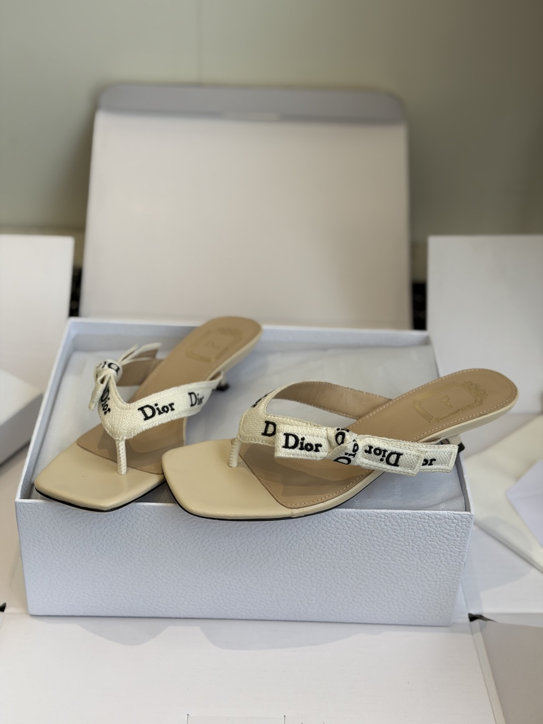 东莞代购级DIOR 迪奥新品编织电绣凉拖 夹脚拖休闲度假风 夏日必入搭配单品 面料：立体刺绣 飞织内里：