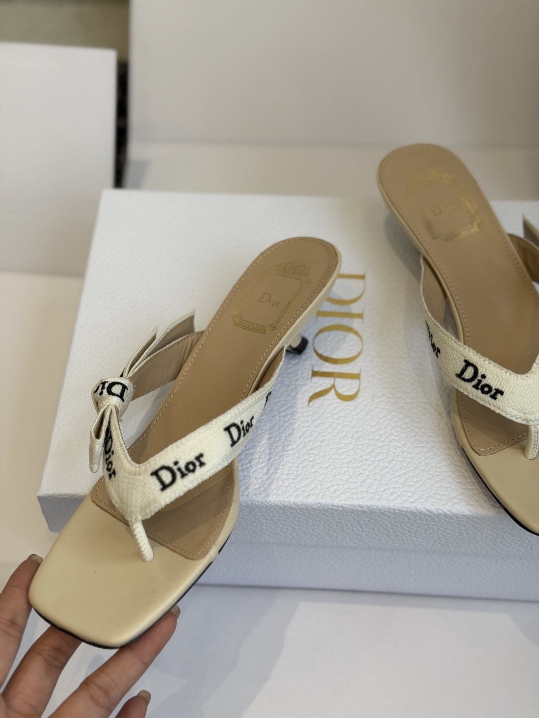 东莞代购级DIOR 迪奥新品编织电绣凉拖 夹脚拖休闲度假风 夏日必入搭配单品 面料：立体刺绣 飞织内里：