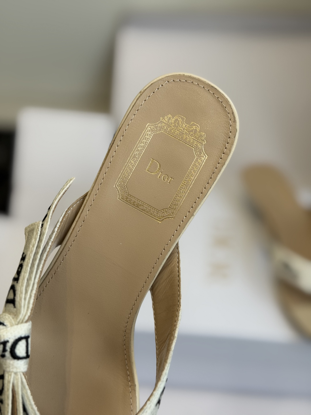 东莞代购级DIOR 迪奥新品编织电绣凉拖 夹脚拖休闲度假风 夏日必入搭配单品 面料：立体刺绣 飞织内里：