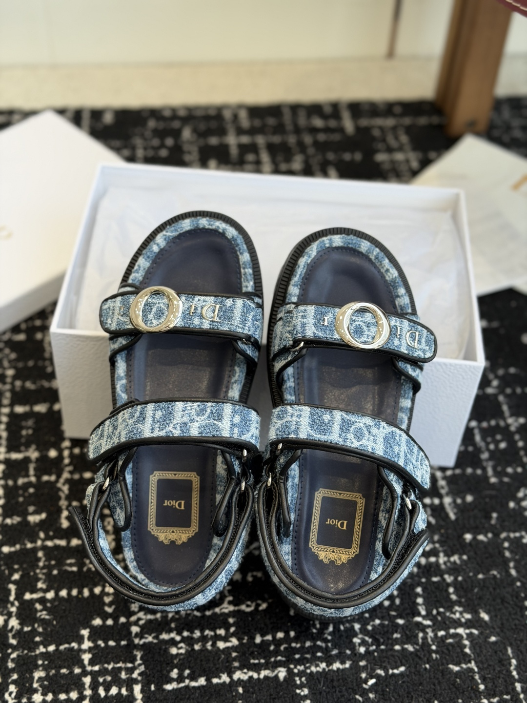 代购级Dior 夏季爆款 魔术贴拖鞋 凉鞋 GO原版复刻 高端定制  超耐看超百搭款 上脚非常舒适 超好