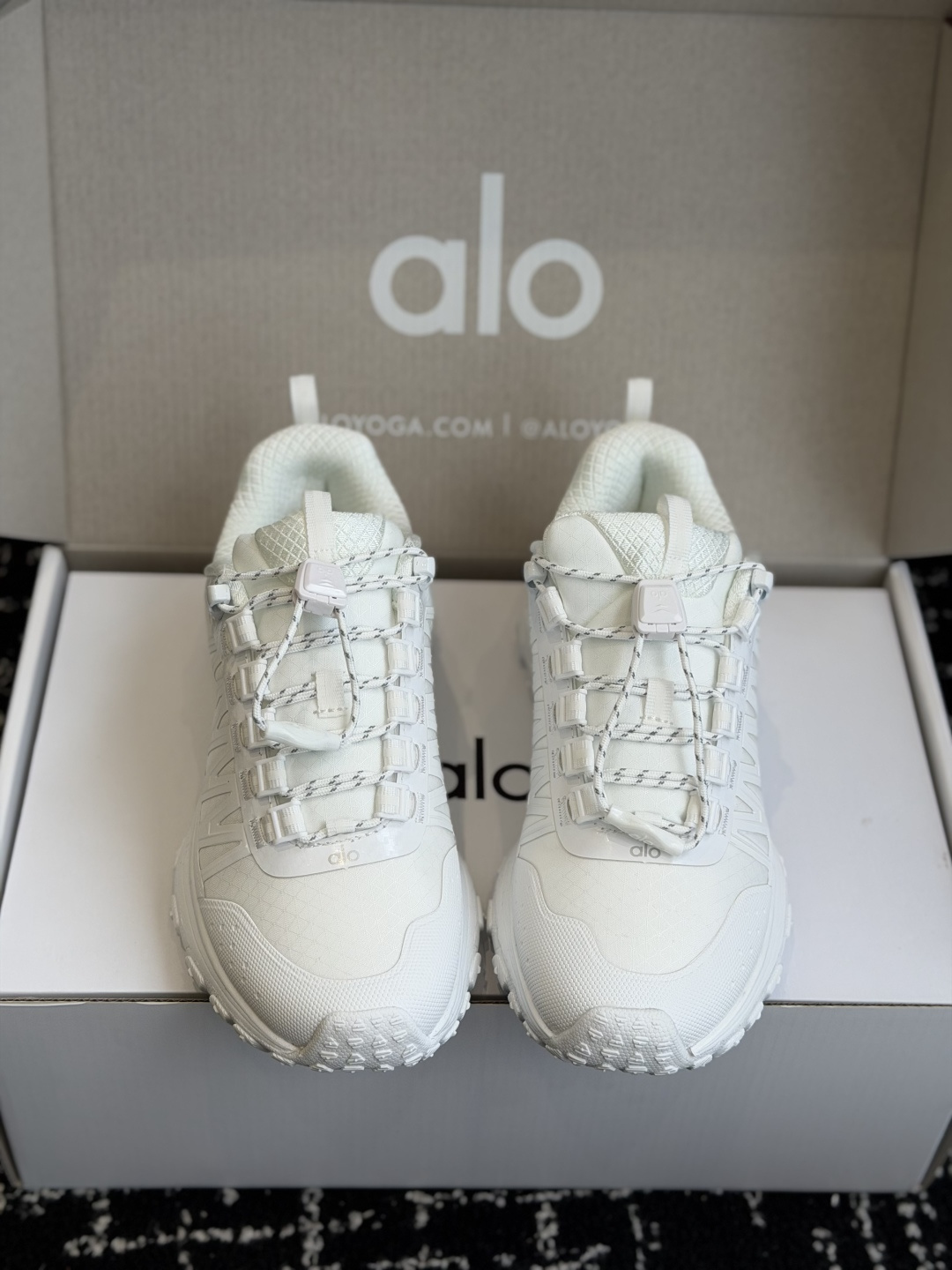NO:875453,Purchasing agent alo25s new spring and summer thick sole comfortable couple model casual sports running yoga shoes alo understands girls better than Nike!  Super versatile on the feet!  And super comfortable!  It’s a thick-soled model but not heavy on the feet at all!  Very light!  It looks even better with socks!  And it’s the same model recommended by celebrities~the upper toes are taller and the legs are slimmer!  It’s super suitable for us little girls~ The overall shoe also has a classic color-blocking and contrasting design with a delicate leather texture on the upper!  !  Material original open mold suede outsole IP foam ultra-clear material bottom sheet rubber non-slip Size#Female 35-40 (Female 40 is custom-made and non-returnable) #Male 39-45 (Male 45 is custom-made and non-returnable), casual shoes/sports shoes, sneakers, chamois leather19860909代购级 alo25s 春夏新款 厚底舒适 情侣款 休闲 运动跑步瑜伽鞋 alo比耐克更懂女生！上脚超级百搭！而且超级舒适！是厚底款但是上脚一点都不沉重！ 非常轻便！套上袜套搭配更好看！而且还是明星同款推荐～上脚增高显腿细！ 超级适合我们小个子女生～鞋子整体也是经典的拼色撞色设计搭配鞋面细腻的真皮纹路肌理感！！ 材质原版开模麂皮 大底IP发泡超清料底片橡胶防滑 Size#女35-40（女40订做不退换） #男39-45（男45订做不退换）,休闲鞋/运动鞋,sneakers,chamois leather,Women's Shoes