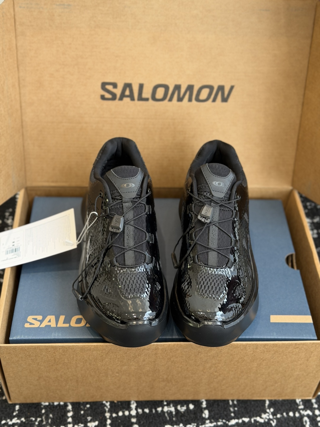 NO:875460,Purchasing agent level Salomon MM6 Salomon co-branded Margiela 26ss outdoor casual sports shoes. Original purchase, development and production. This X-AIp, a new interpretation of MM6, focuses on its aerodynamic appearance. The iconic white and cream colors bring urban style. The logo on the tongue is like a handmade seal, which complements the bold and high-tech LOGO of Salomon.  The other pair is made of pure black, highlighting textured details. The iconic sports shoes are refined into new urban classics, bringing a quiet atmosphere to SALOMON. The delivery counter is exquisitely packaged. Fabric: Original imported cowhide + breathable mesh. Original imported breathable mesh lining. Original open-molded non-slip rubber outsole. Bottom thickness 6CM  margiela,sneakers,cowhide19860909代购级 Salomon MM6 萨洛蒙联名马吉拉 26ss户外 休闲 运动鞋 原版购入开发 做货 这款由MM6全新演绎的X-AIp专注于其空气动力学的外观上,标志性白色与奶油色带来都市风格. 鞋舌上的标志就像一枚手工印章,与SALOMON大胆而高科技的LOGO相得益彰. 另一双则以纯粹的黑色打造,突出富质感的细节,标志性运动鞋被提炼为新的都市经典 为 SALOMON带来静谧气息 配送专柜精美包装 面料:原版进口牛皮+透气网面 内里原版进口透气网里 鞋底原版开模防滑橡胶大底 底厚6CM Size:#女款35-40（40定制）,休闲鞋/运动鞋,masion margiela,masion margiela,sneakers,cowhide,Women's Shoes