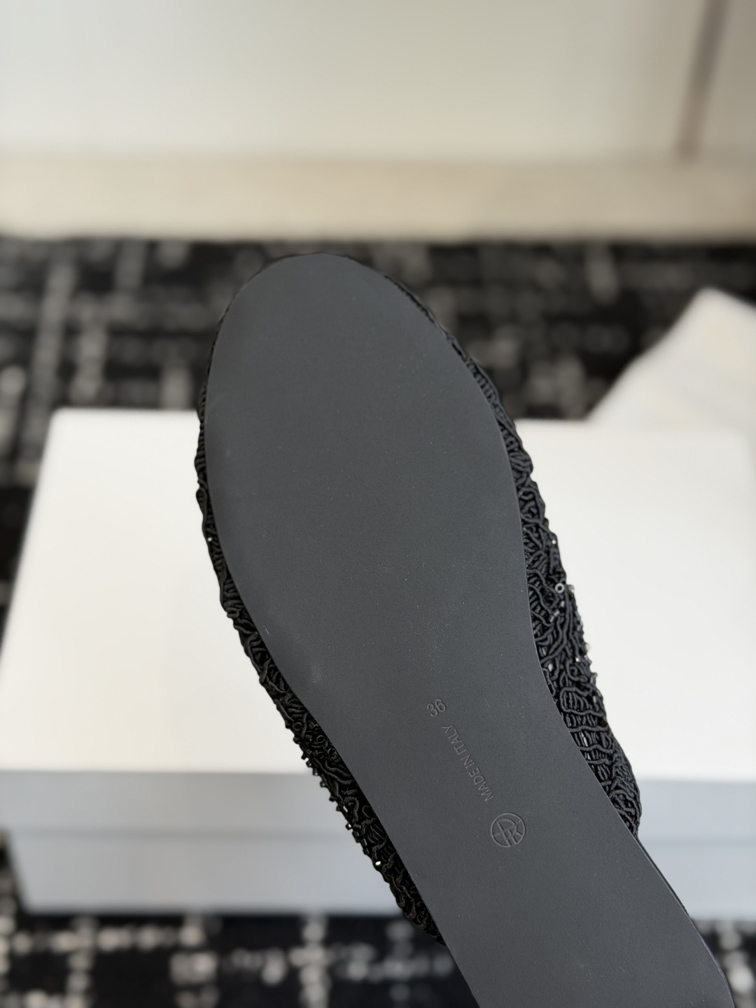 东莞代购级最新THE ROW 手工串珠钩花刺绣网纱穆勒拖每一颗串珠都经过匠人的手工排布，与镂空刺绣交织出