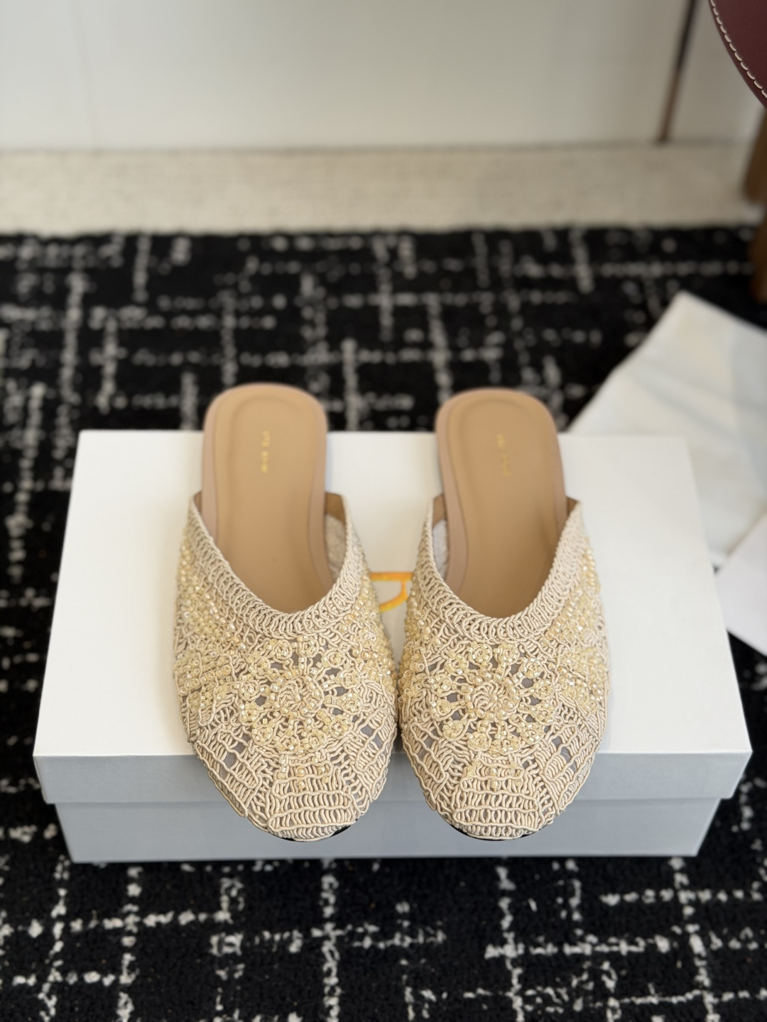 NO:875470,Dongguan purchasing agent latest THE ROW hand-beaded crochet embroidery mesh Mule slippers  Each bead is hand-arranged by craftsmen and intertwined with hollow embroidery to create a delicate lace-like texture. It glows with a low-key luster under the light, without deliberate publicity, but shows restrained luxury in the details. The square toe outline and flat-bottom design retain the relaxed and casual nature of mules, and at the same time, the curvature fits the shape of the foot, taking into account the comfort of daily walking. Fabric: Handmade beaded crochet embroidery, custom breathable mesh, foot pads  Imported mixed sheepskin outsole: molded rubber outsole, size 35-40 (can be customized to 41), half drag, sheepskin19860909东莞代购级 最新THE ROW 手工串珠钩花刺绣网纱穆勒拖 每一颗串珠都经过匠人的手工排布,与镂空刺绣交织出如蕾丝般细腻的纹理,在光线下泛着低调的光泽,没有刻意的张扬,却在细节处尽显克制的奢华.方头轮廓与平底设计,保留了穆勒鞋的松弛随性,同时以贴合脚型的弧度,兼顾日常行走的舒适感. 面料: 手工串珠钩花刺绣定制透气网纱 垫脚 进口混种羊皮 大底: 模具橡胶大底 码数35-40 (可定做41),半拖,sheepskin,Women's Shoes