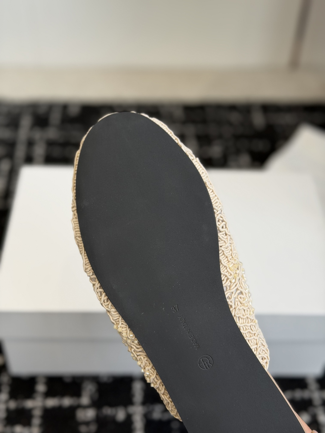 东莞代购级最新THE ROW 手工串珠钩花刺绣网纱穆勒拖每一颗串珠都经过匠人的手工排布，与镂空刺绣交织出